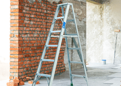 Escalera de tijera en aluminio meseta metálica